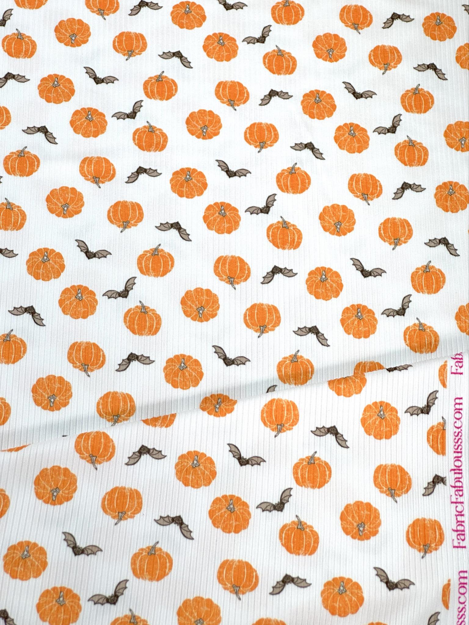 (YUMMY RIB) PUMPKINS AND BATS ON OFF WHITE