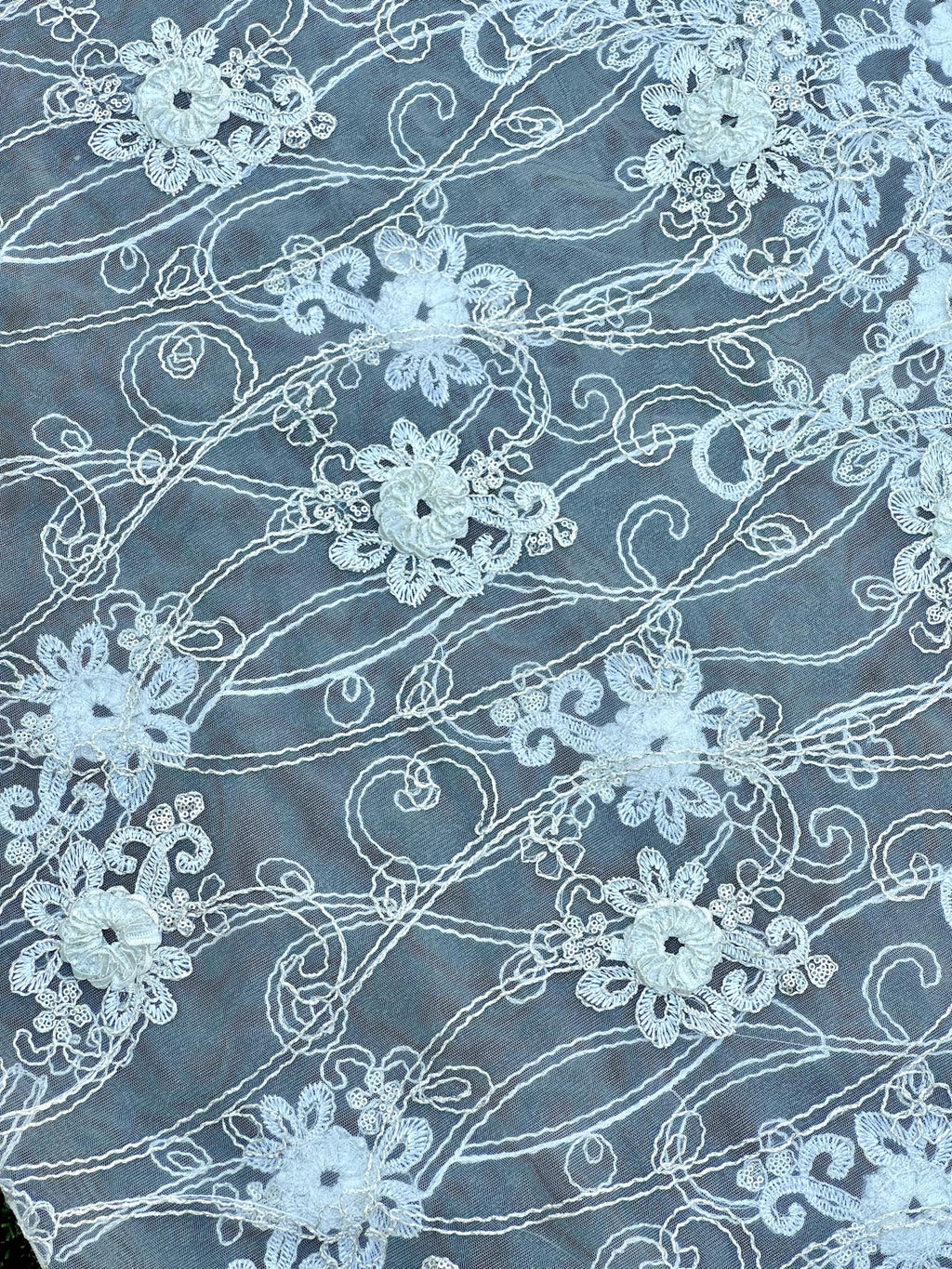 (LACE) EMBROIDERED IVORY FLORAL