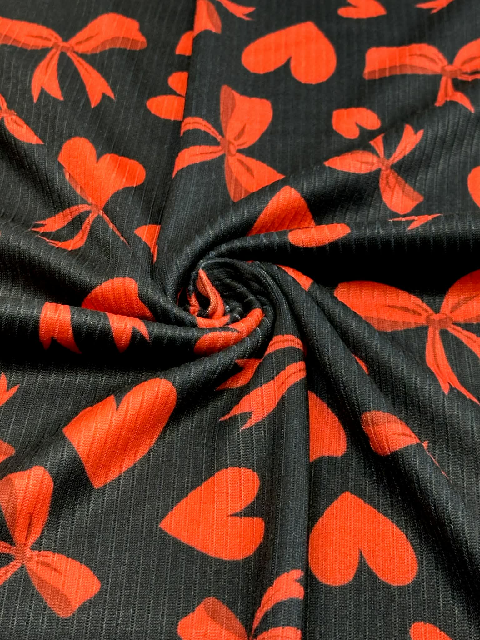 (4X2 YUMMY RIB) RED HEARTS AND BOWS ON BLACK (3)