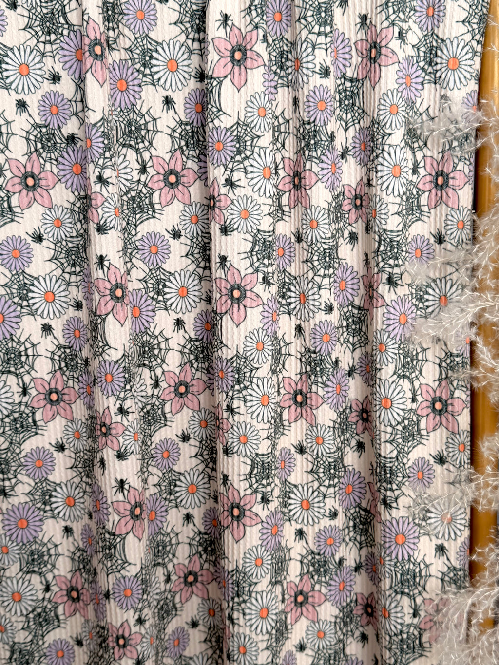 (URBAN RIB) SPIDERWEBS, FLOWERS, AND SPIDERS ON LIGHT CREAM