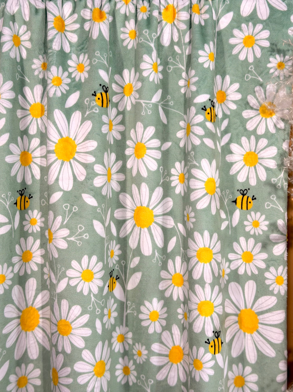 (MINKY) BEES & DAISYS ON SAGE