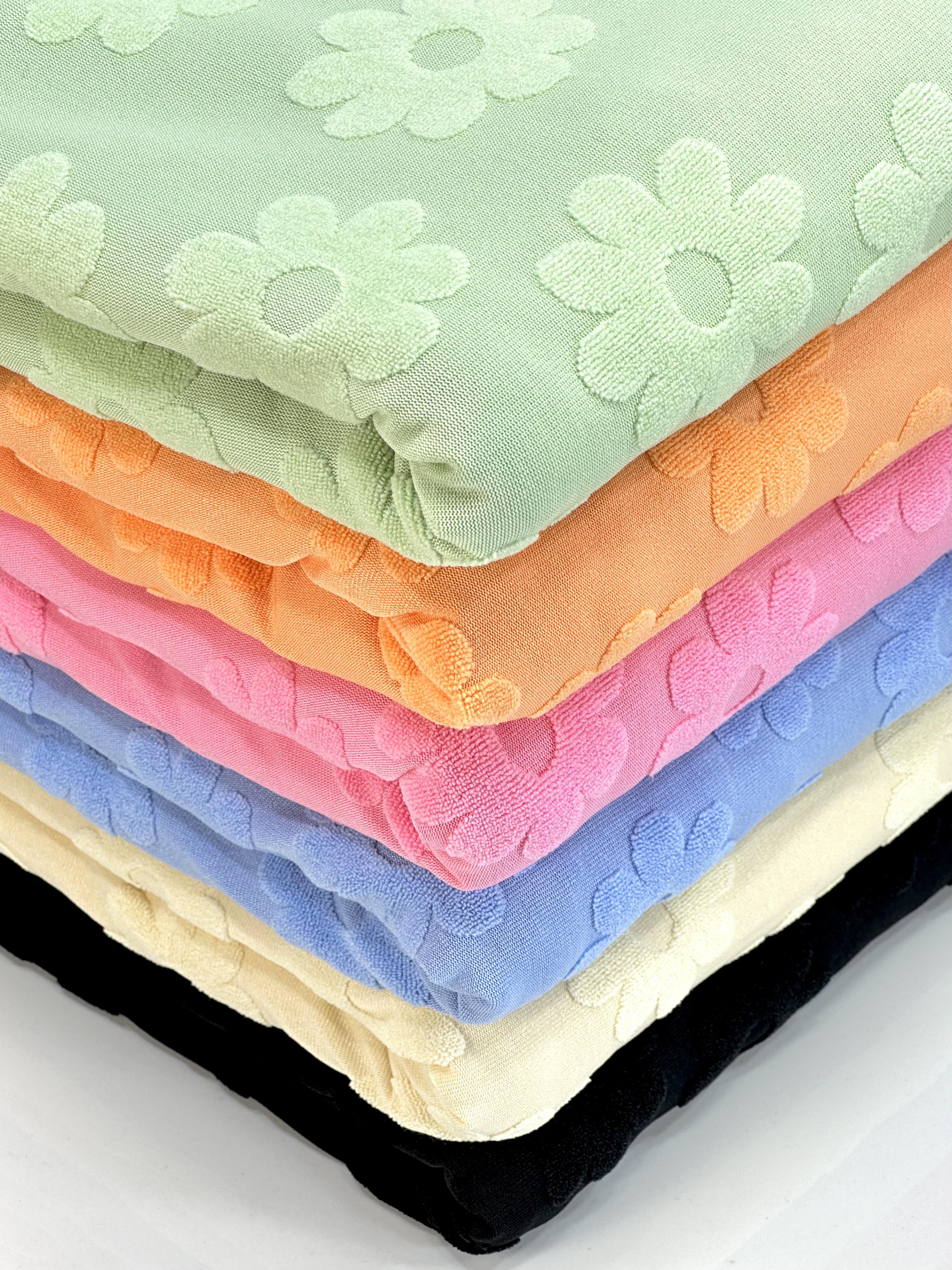 (TOWEL) LIGHT GREEN DAISY FLOWERS