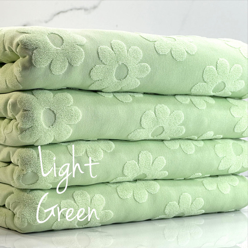 (TOWEL) LIGHT GREEN DAISY FLOWERS