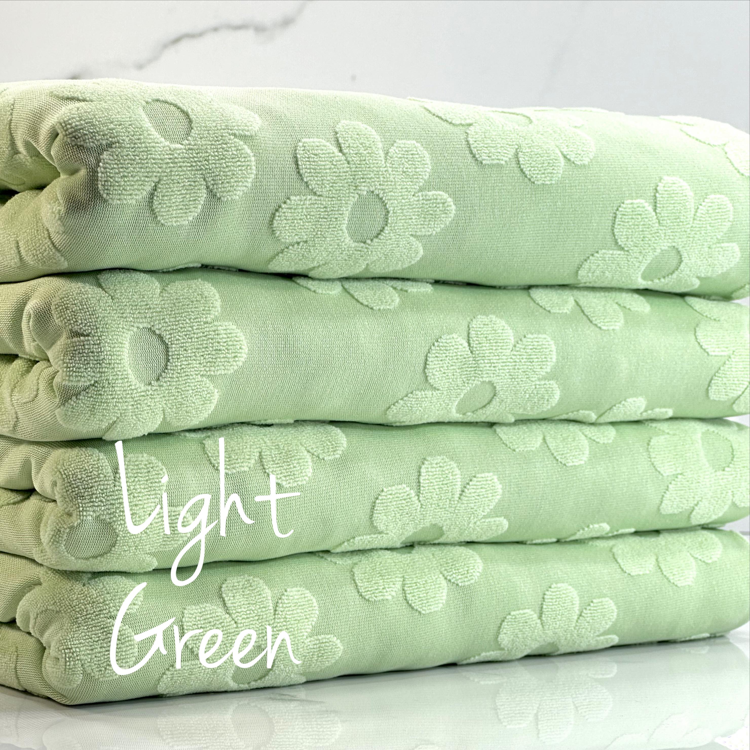 (TOWEL) LIGHT GREEN DAISY FLOWERS