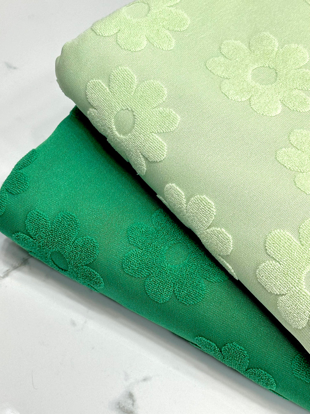(TOWEL) LIGHT GREEN DAISY FLOWERS