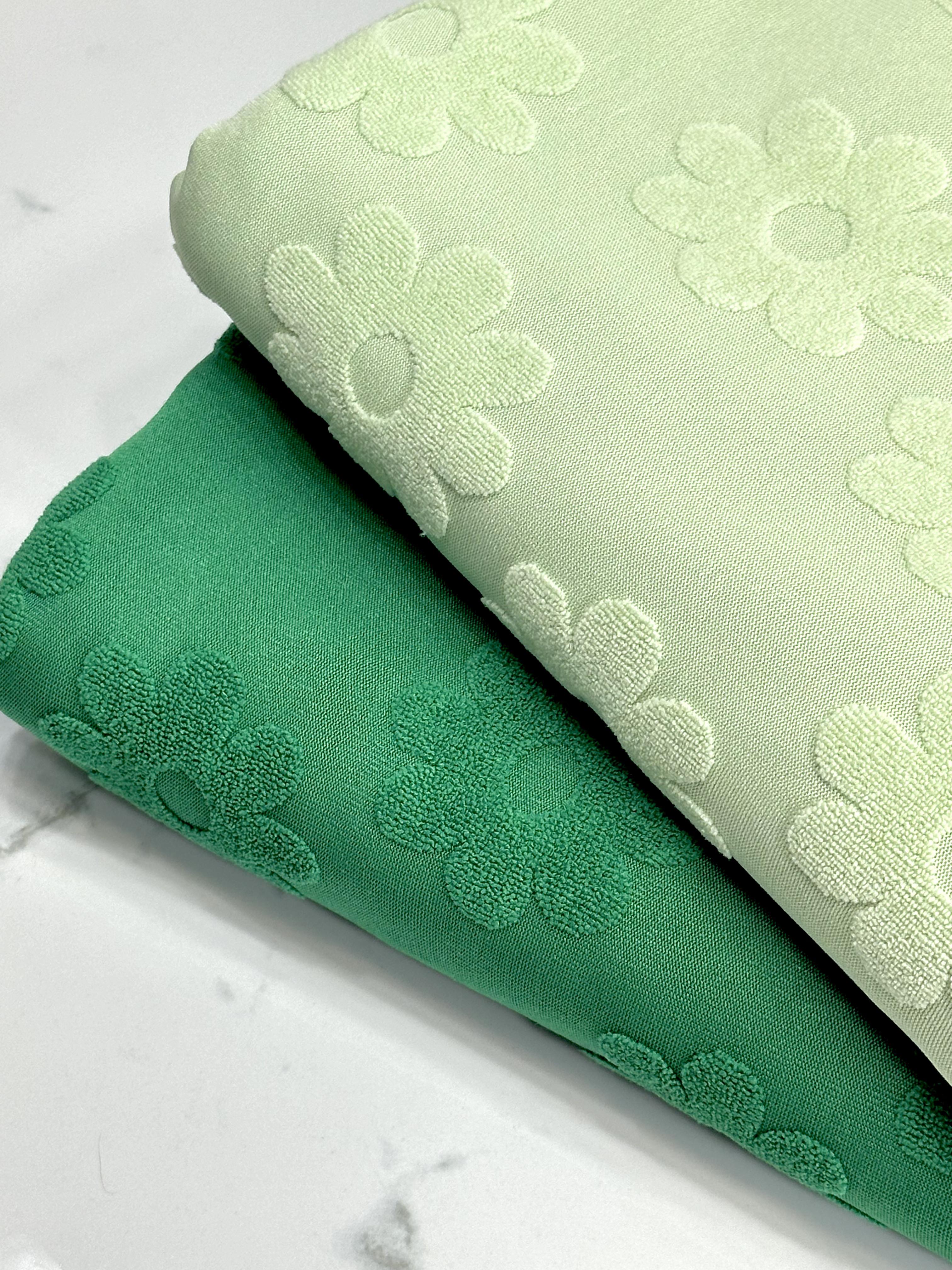 (TOWEL) LIGHT GREEN DAISY FLOWERS