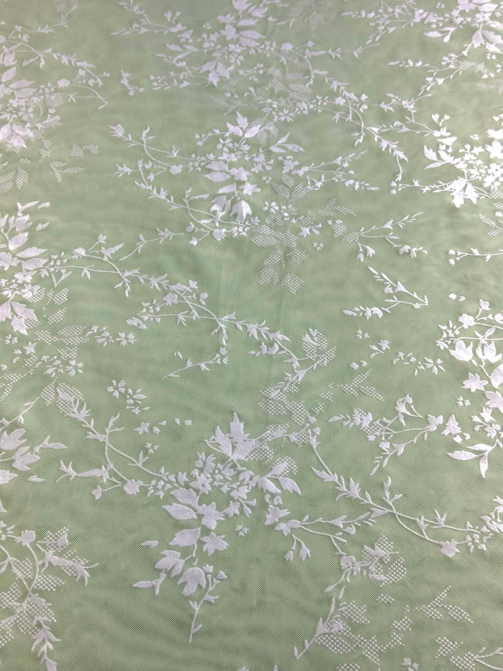 (MESH) WHITE FLORAL ON LIGHT GREEN