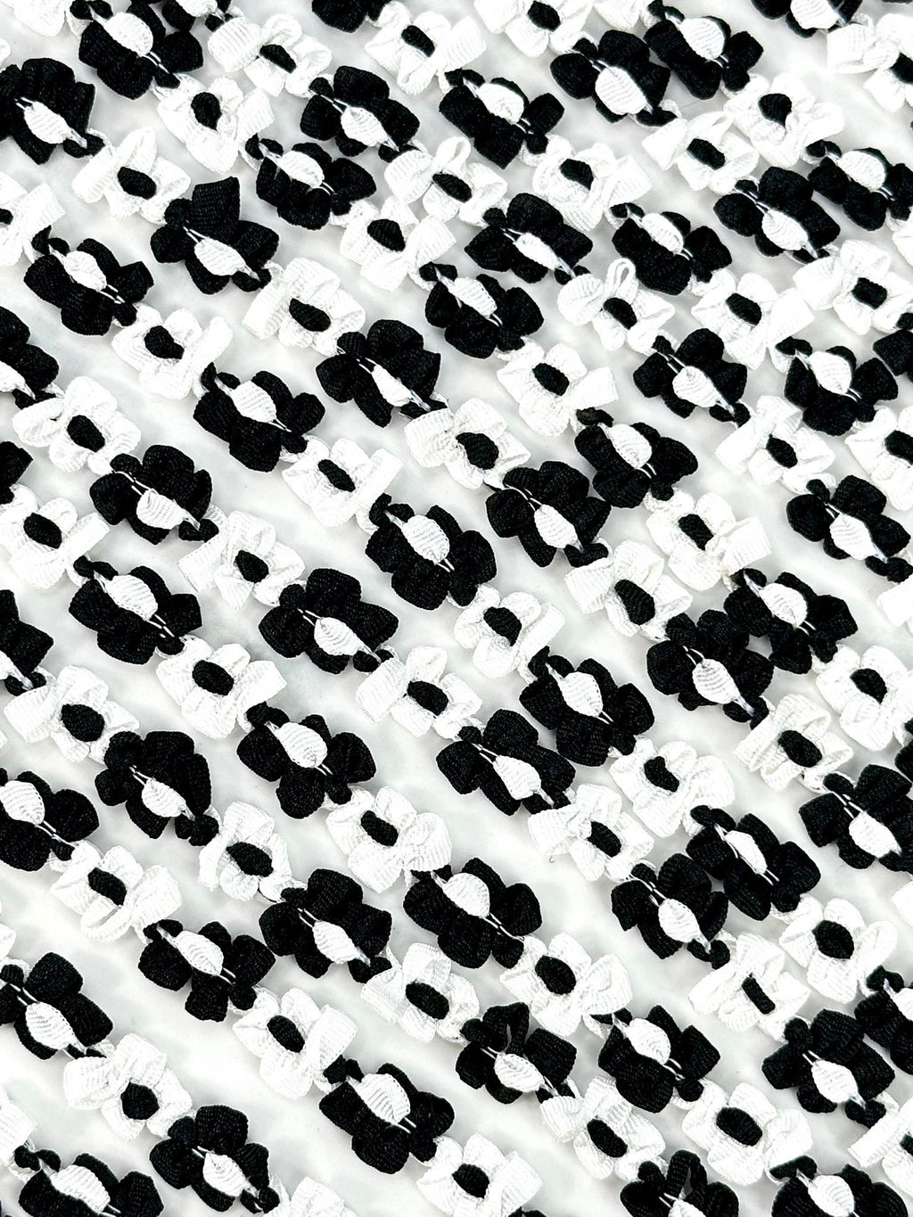 (TRIM) BLACK AND WHITE FLOWERS