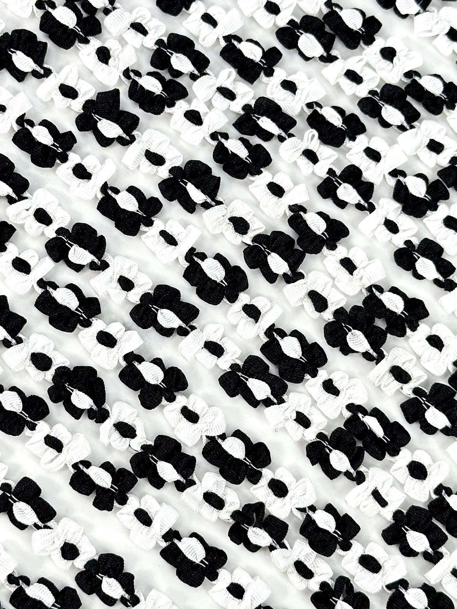 (TRIM) BLACK AND WHITE FLOWERS