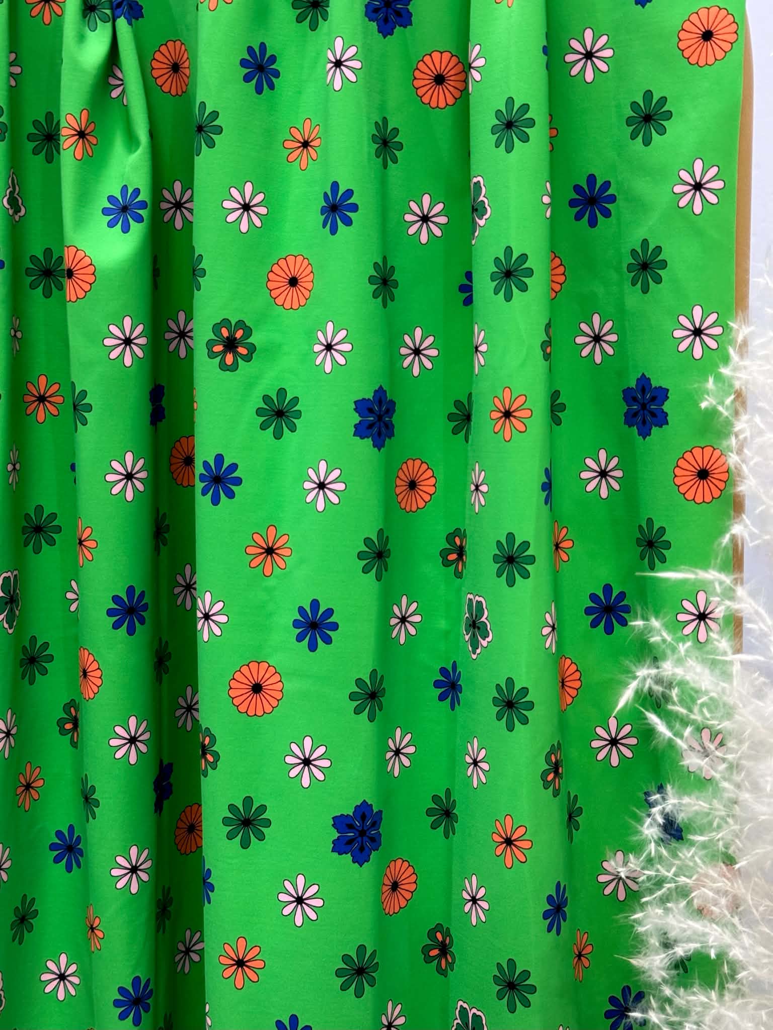 (SWIM) SMALL FLOWERS ON BRIGHT GREEN