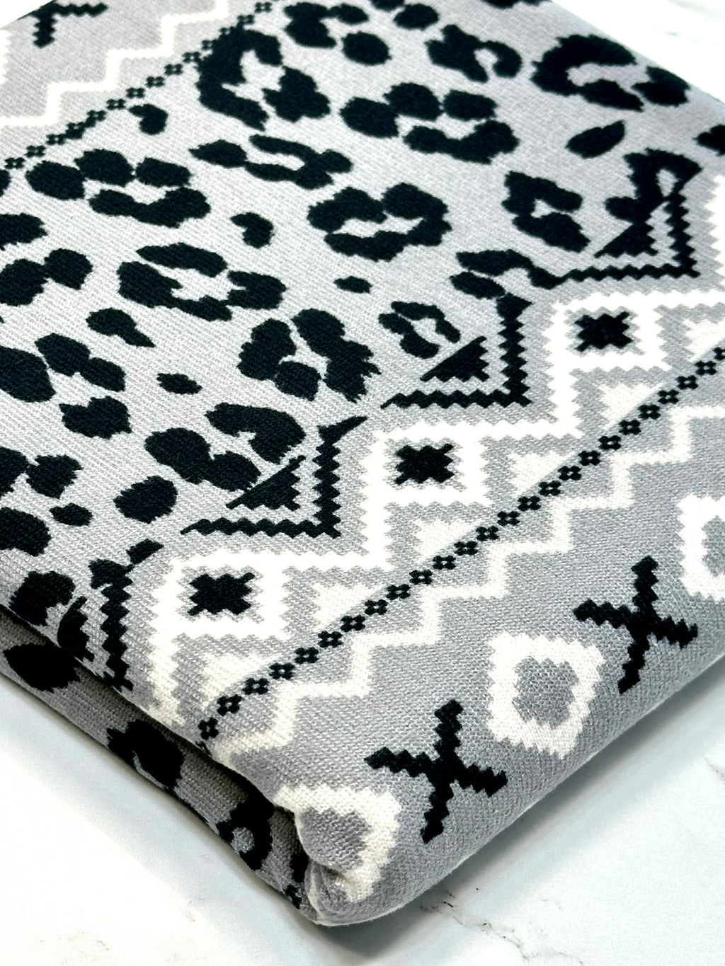 (SWEATER KNIT/ OAKLEY) LEOPARD AND AZTEC PATTERN ON GRAY (1)