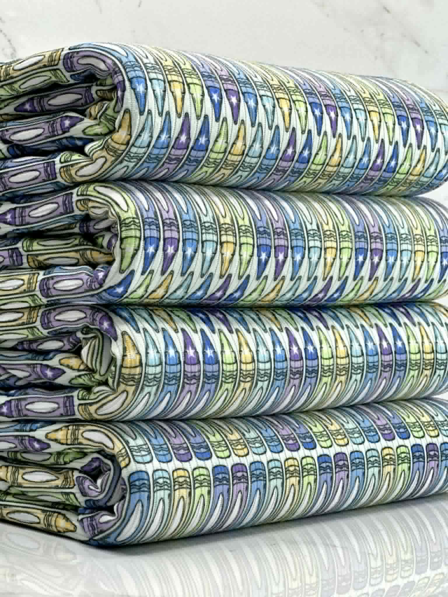 (4X2 YUMMY RIB) CRAYONS ON BLUE