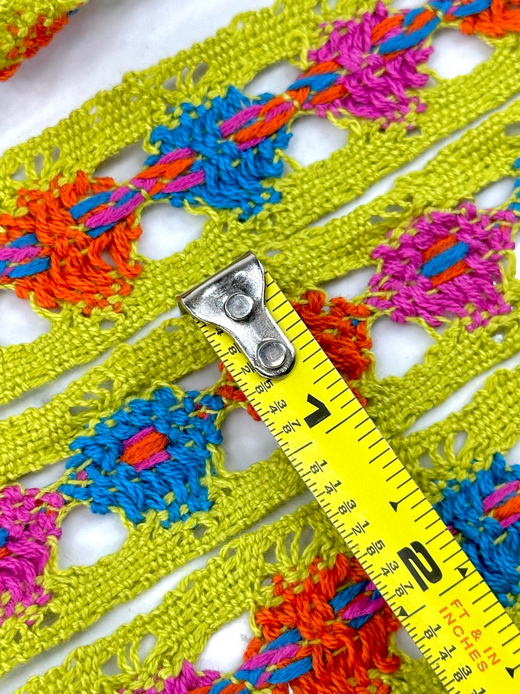 (TRIM) CROCHET COLORFUL FLORAL ON VINTAGE GREEN