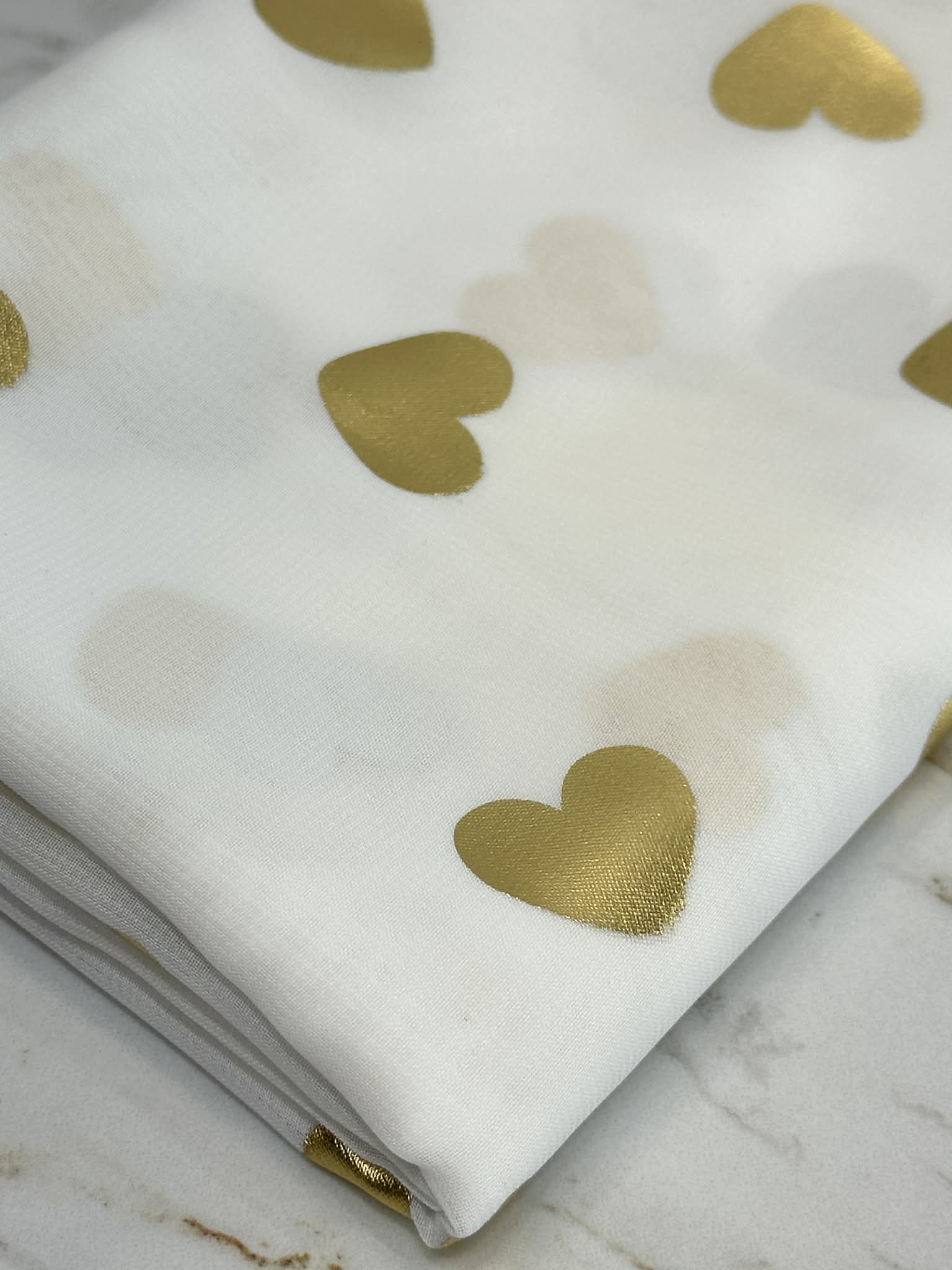 (WOVEN) GOLD HEARTS ON OFF WHITE