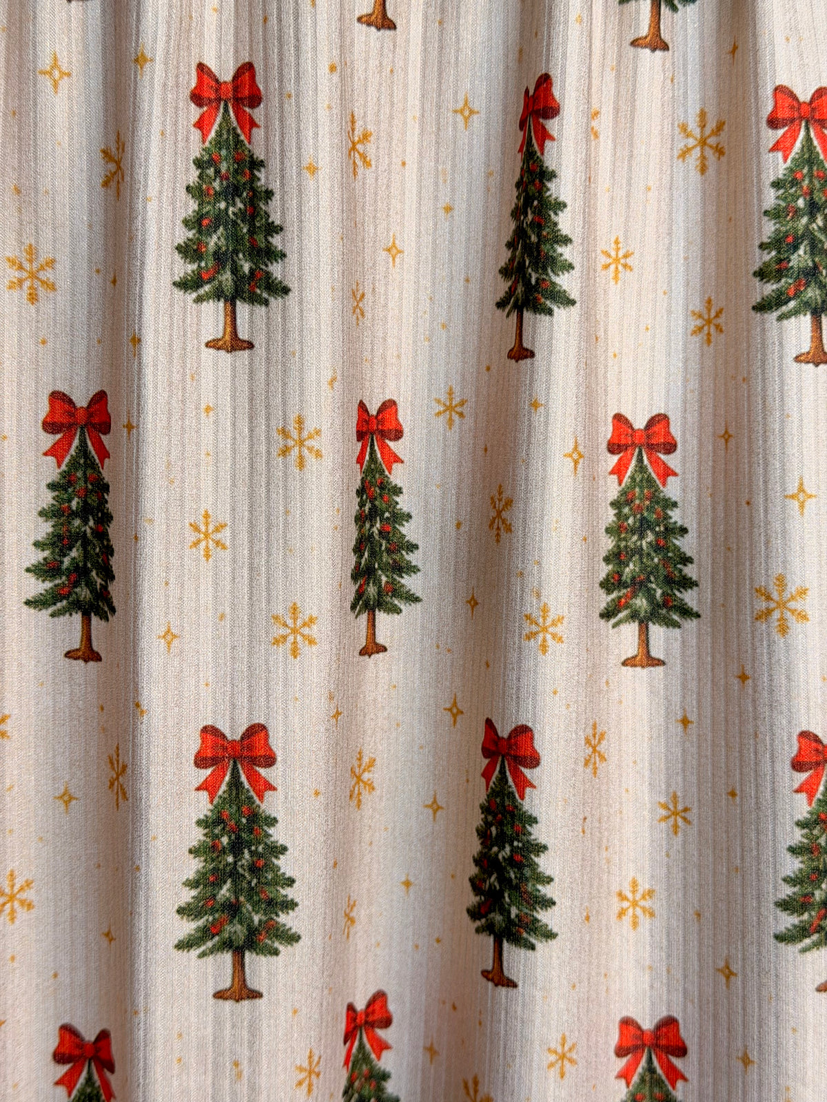 (4X2 RIB) CHRISTMAS TREE RED BOWS ON SHIMMER OFF WHITE