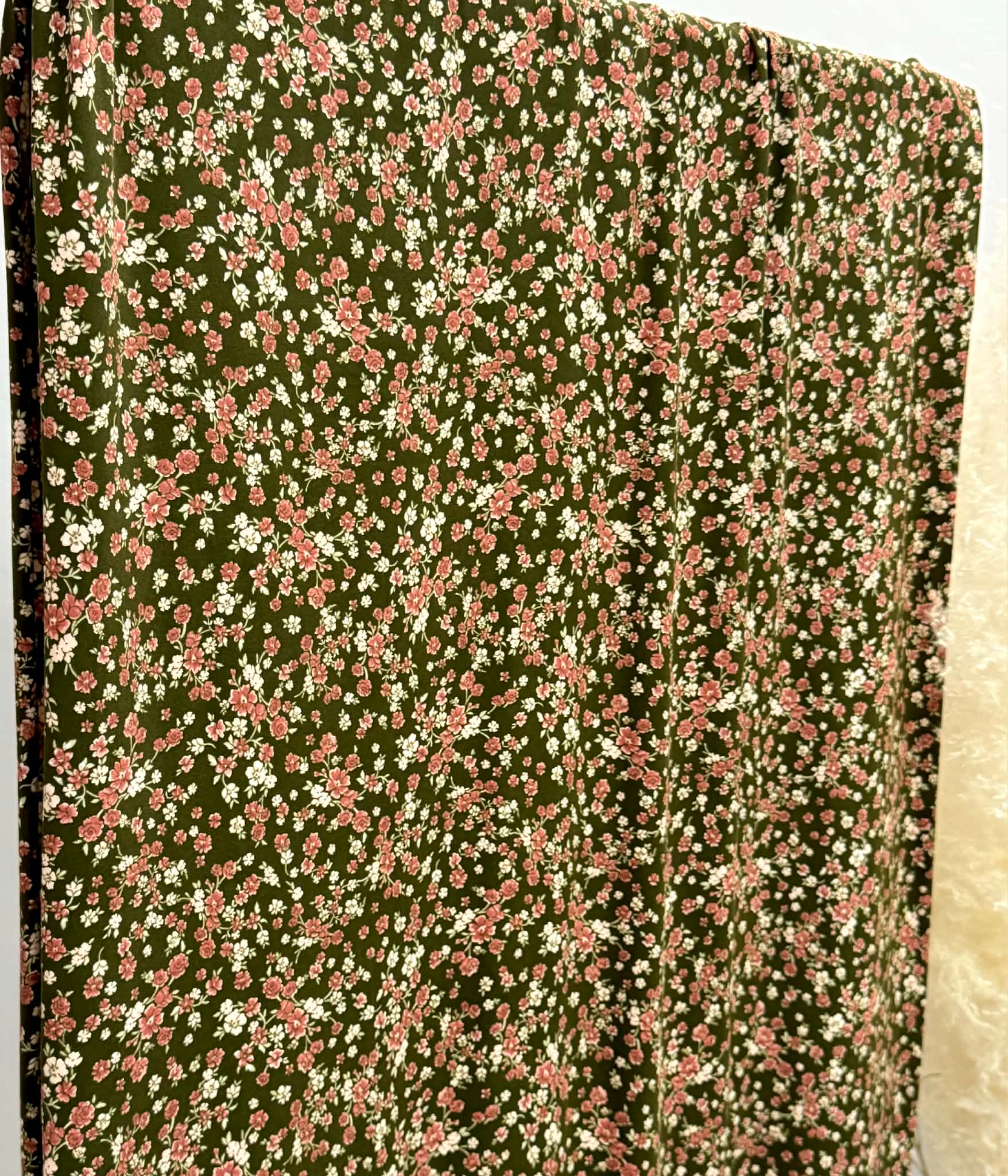 (DBP) RED AND BLUSH FLOWERS ON VINTAGE GREEN