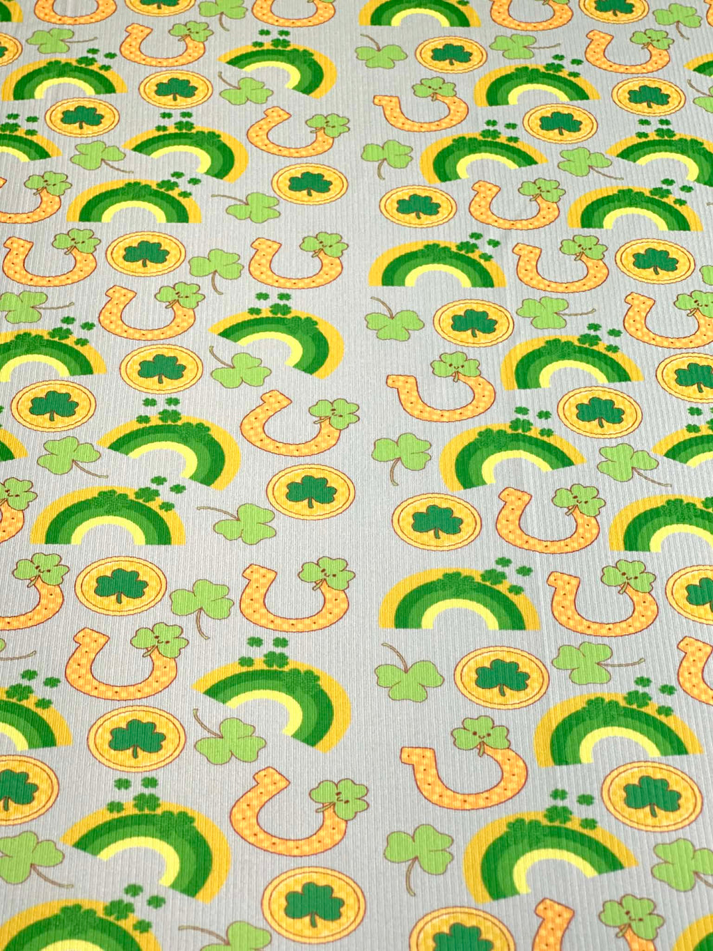 (2X2 YUMMY RIB) HORSESHOES, CLOVERS, AND COINS ON SAGE