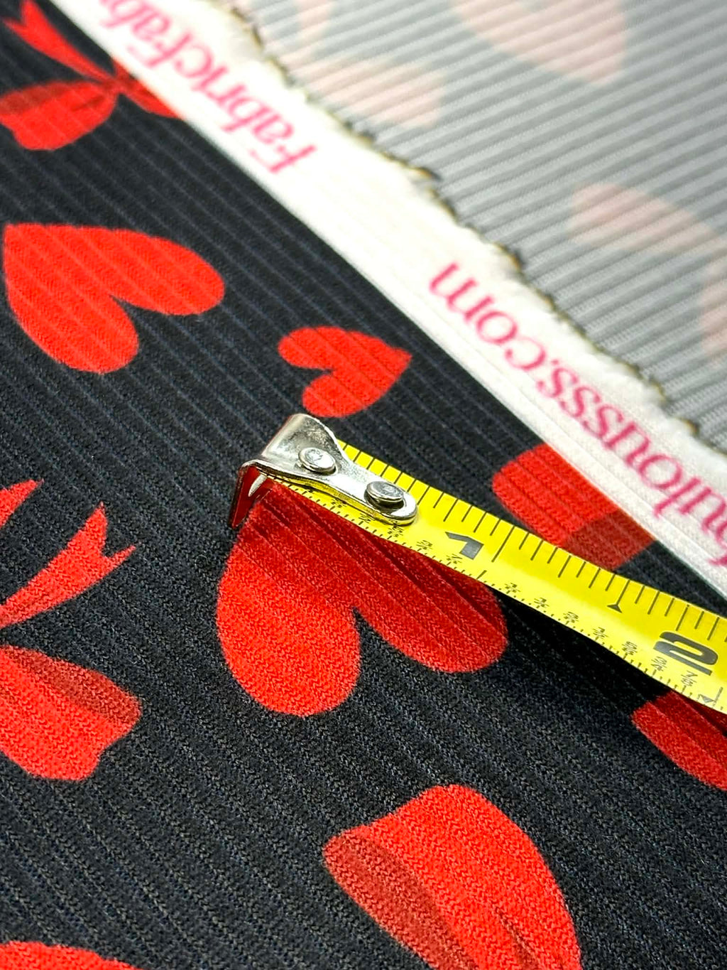 (4X2 YUMMY RIB) RED HEARTS AND BOWS ON BLACK (3)