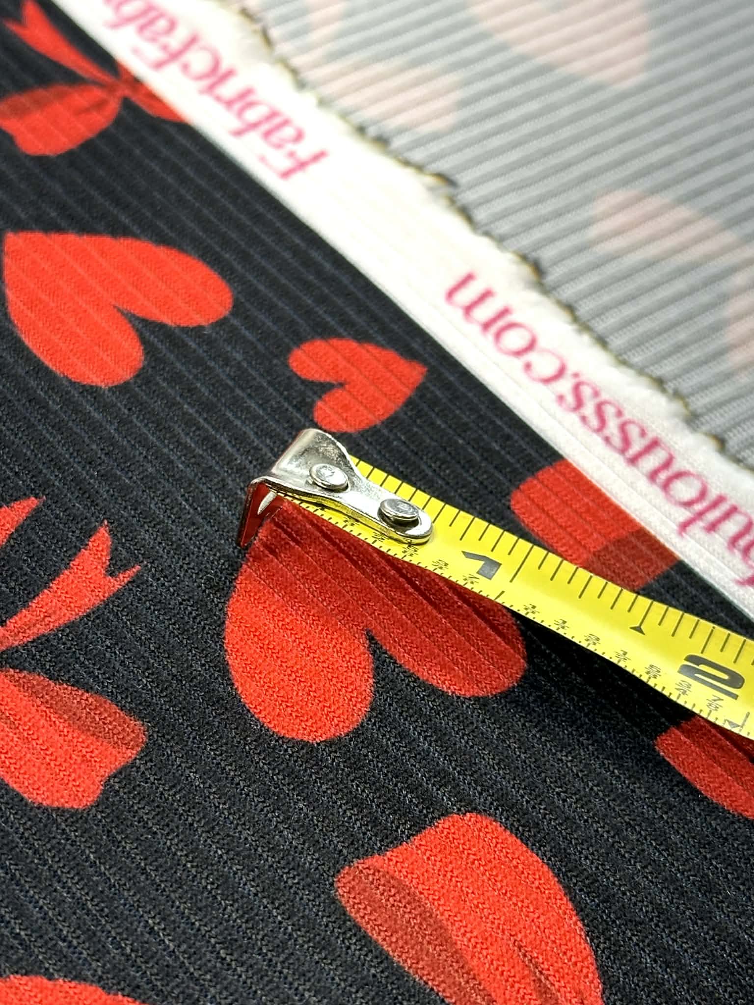 (4X2 YUMMY RIB) RED HEARTS AND BOWS ON BLACK