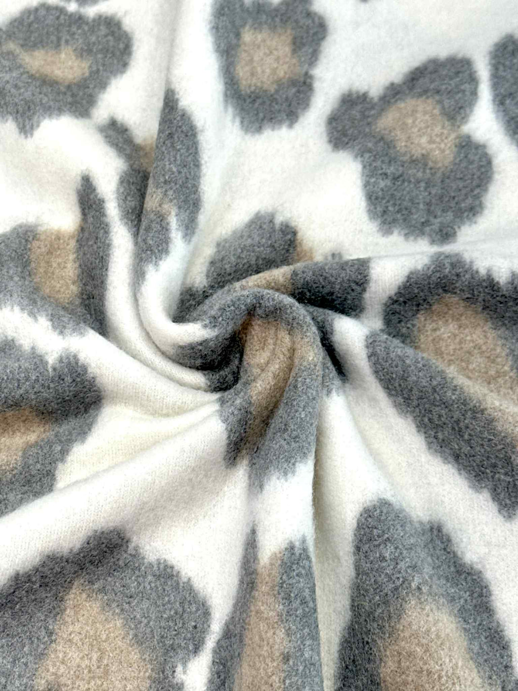 (BRUSHED SWEATER KNIT) LEOPARD ON OFF WHITE (1)