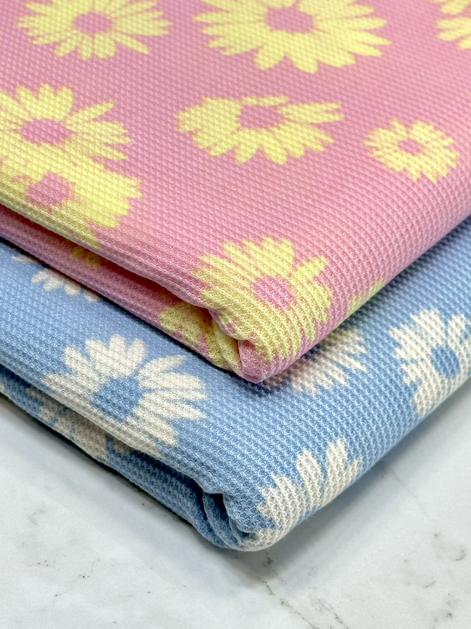 (THERMAL) OFF WHITE FLOWERS ON BLUE