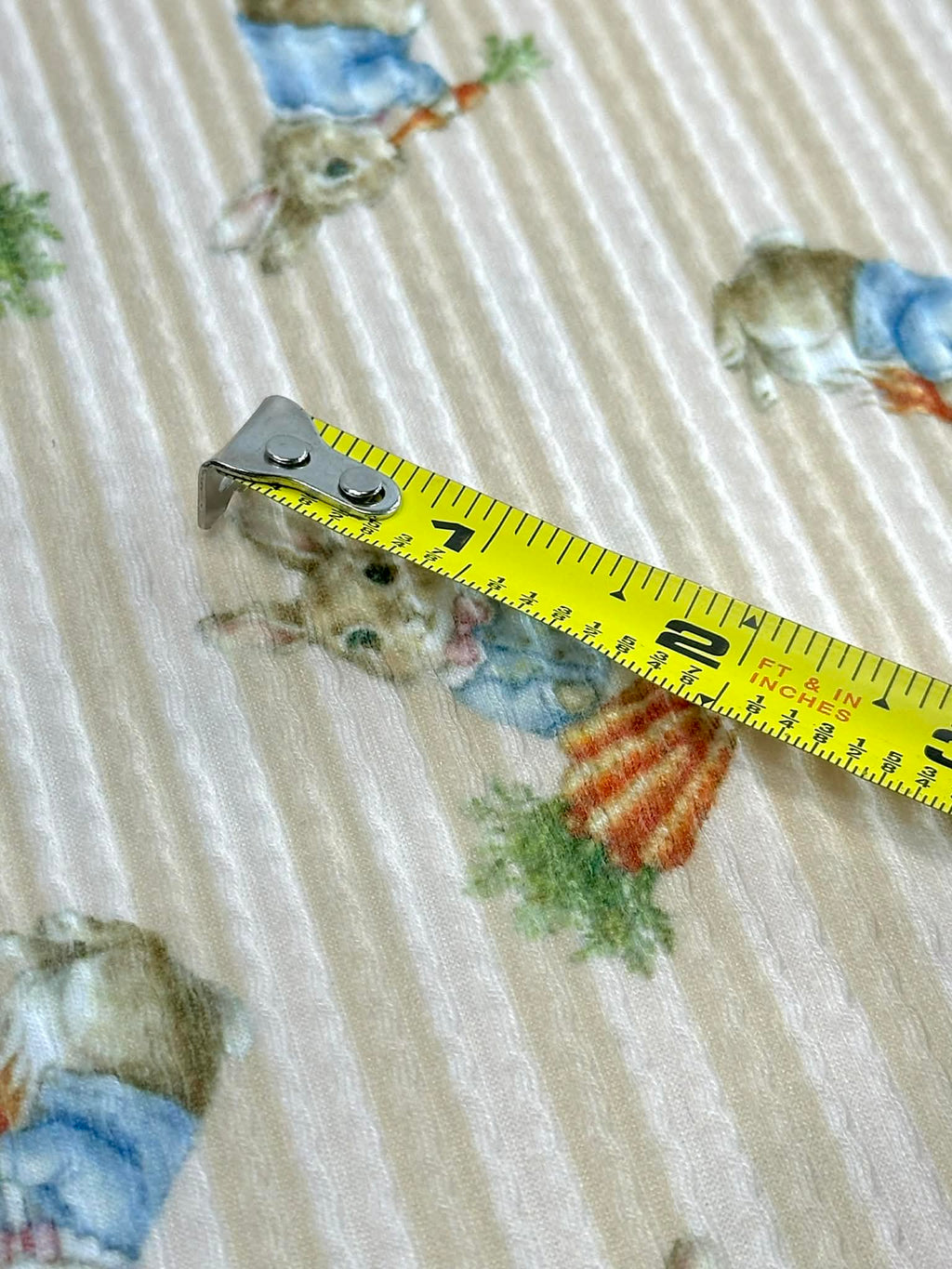 (URBAN RIB) MEDIUM BUNNIES WITH CARROTS ON TAN STRIPES