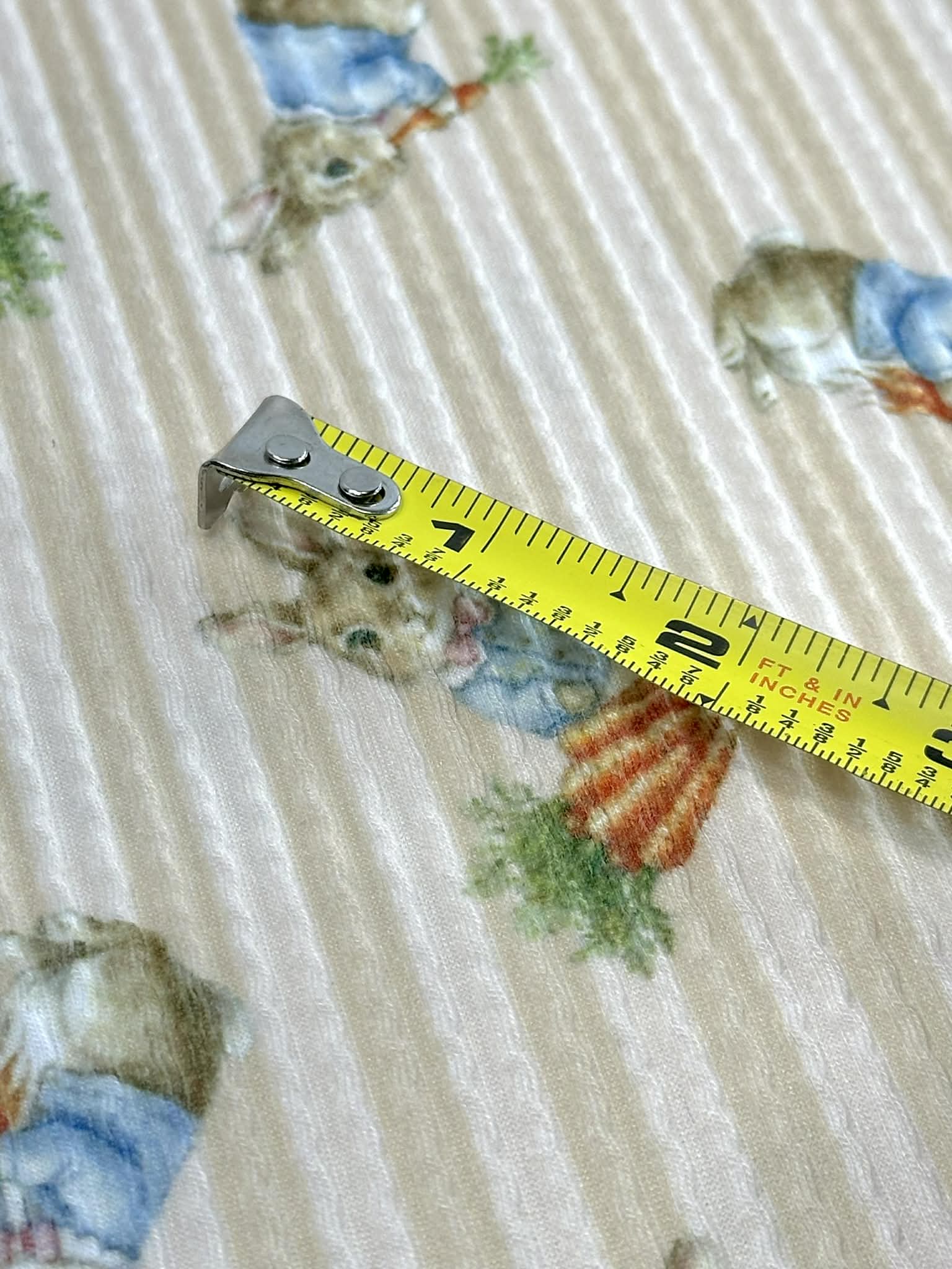 (URBAN RIB) MEDIUM BUNNIES WITH CARROTS ON TAN STRIPES