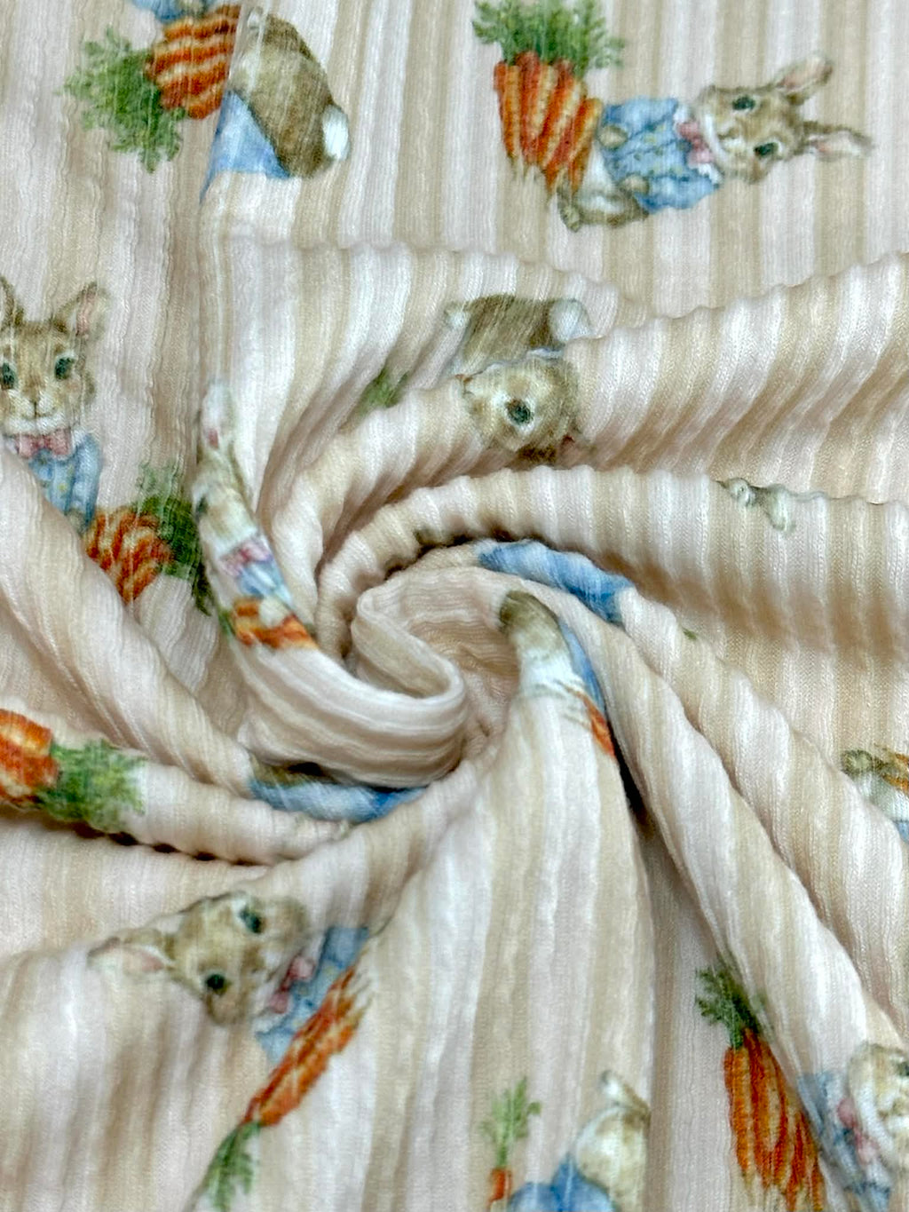 (URBAN RIB) MEDIUM BUNNIES WITH CARROTS ON TAN STRIPES