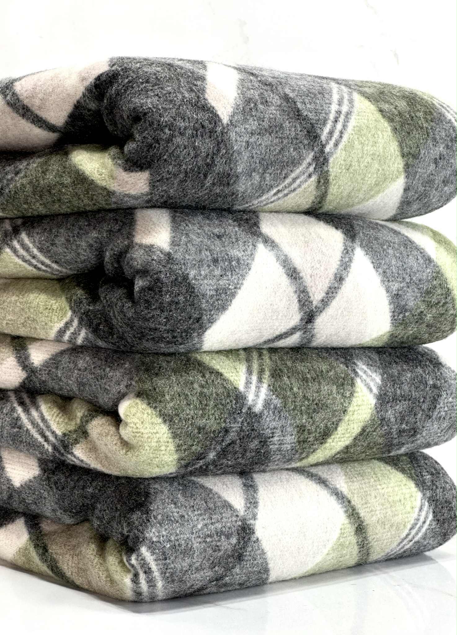 (BRUSHED SWEATER KNIT) OLIVE DIAGONAL PLAID