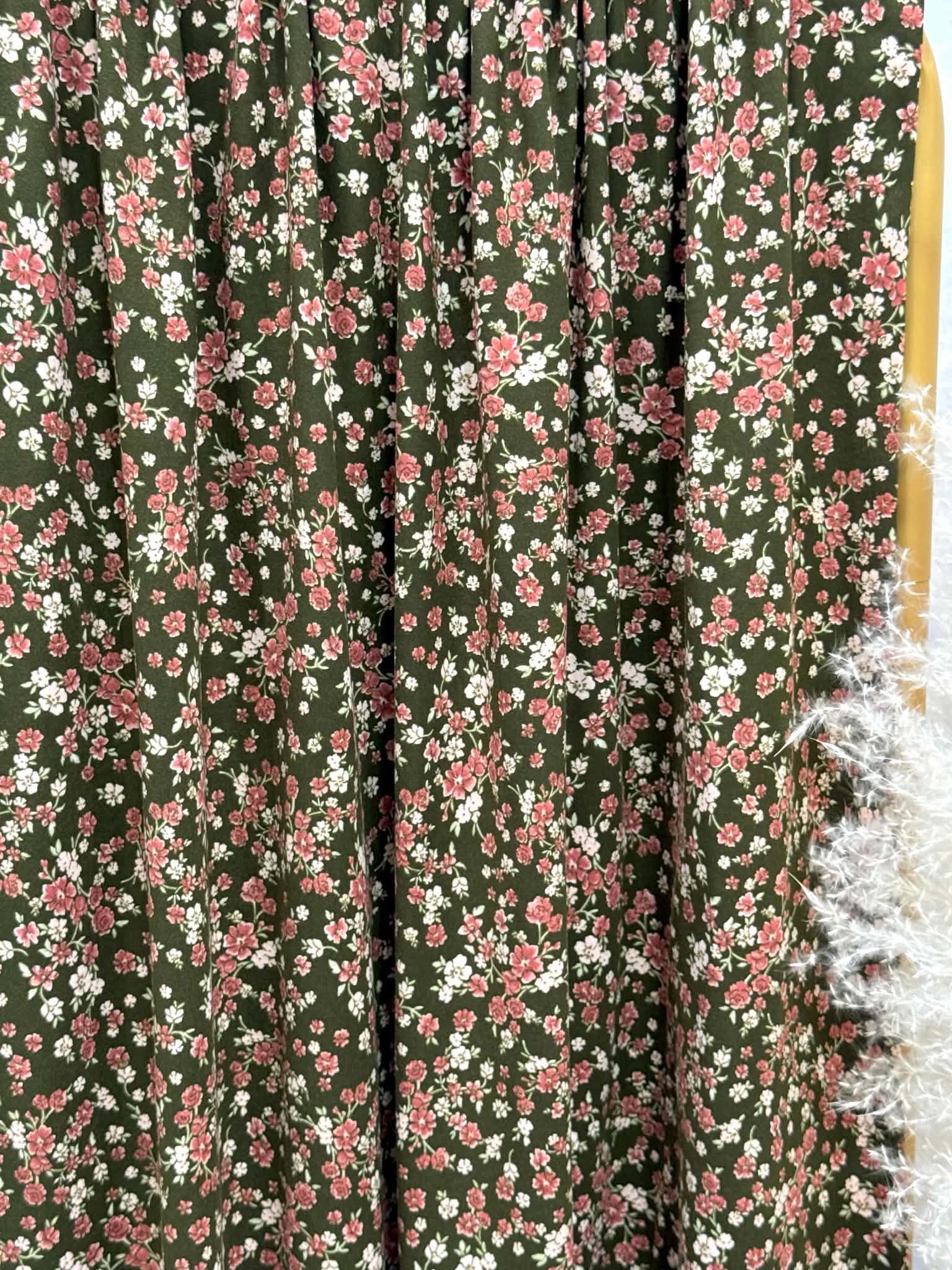 (DBP) RED AND BLUSH FLOWERS ON VINTAGE GREEN