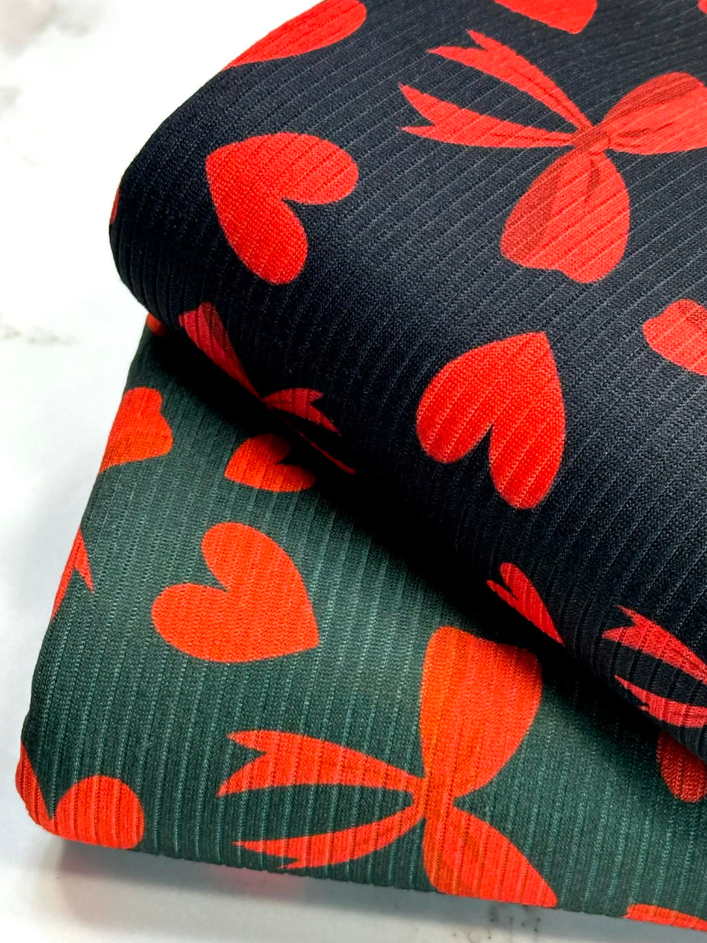 (4X2 YUMMY RIB) RED HEARTS AND BOWS ON BLACK (3)