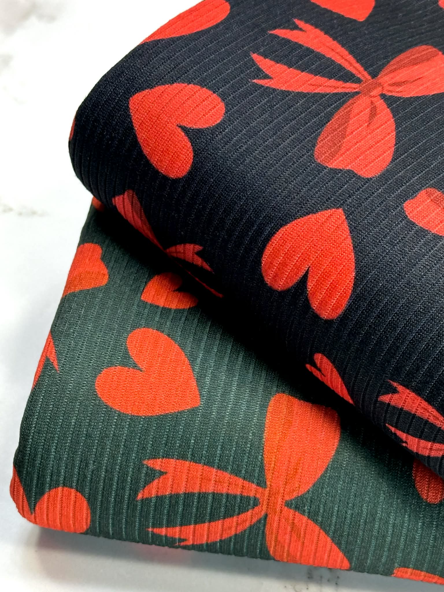 (4X2 YUMMY RIB) RED HEARTS AND BOWS ON BLACK