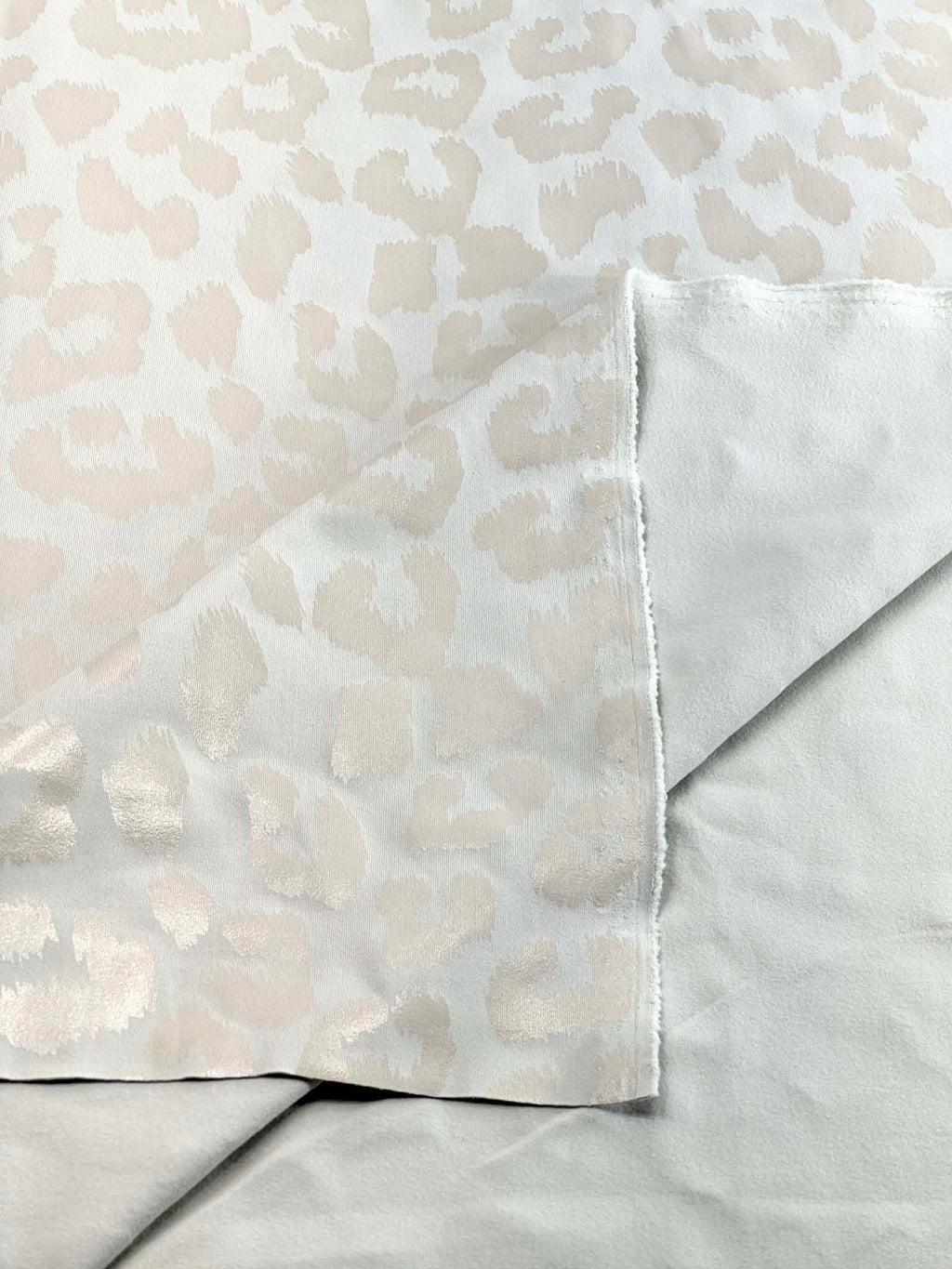 (PLEATHER) GLOSSY CREAM CHEETAH ON FLAT CREAM
