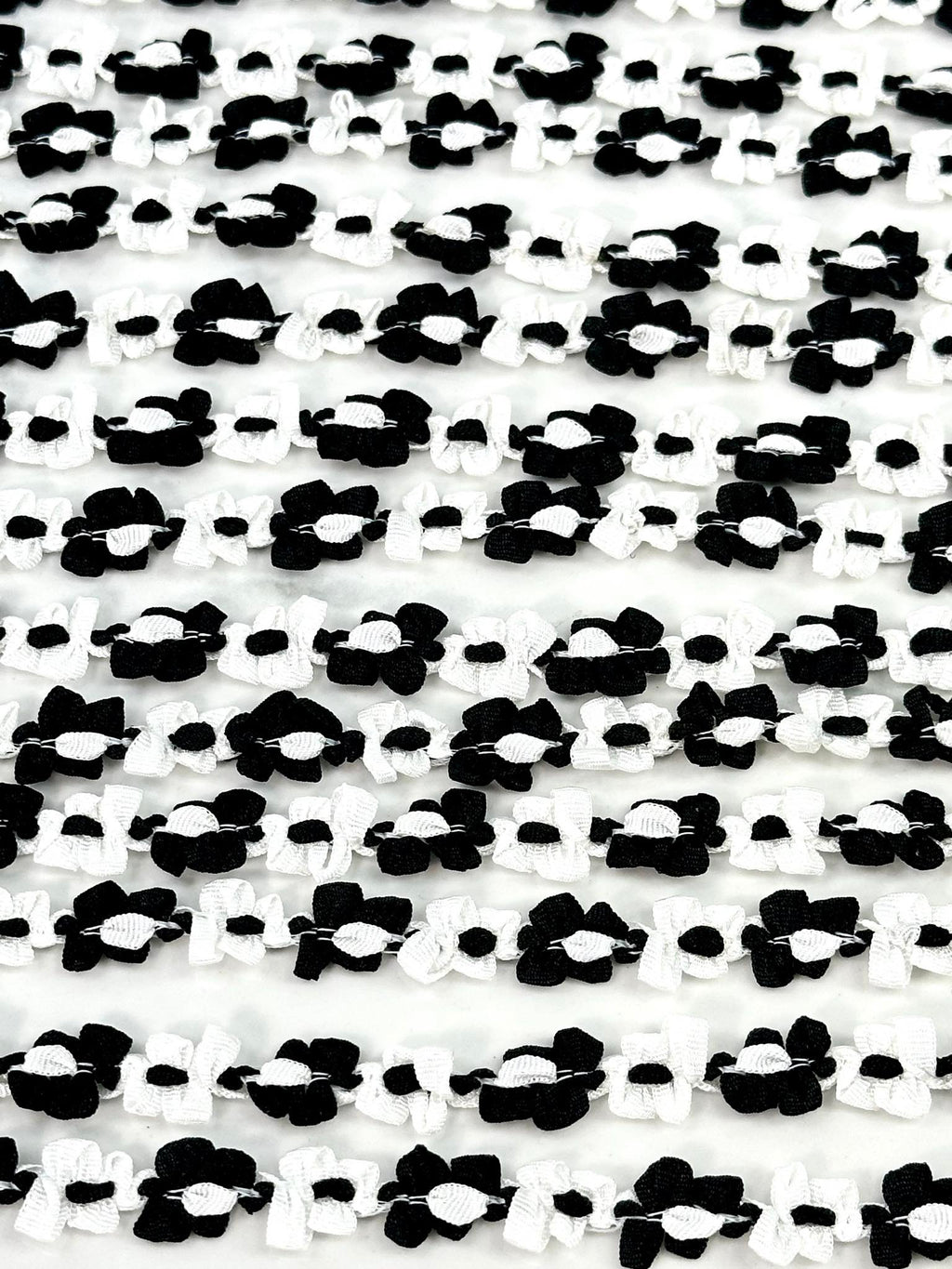 (TRIM) BLACK AND WHITE FLOWERS