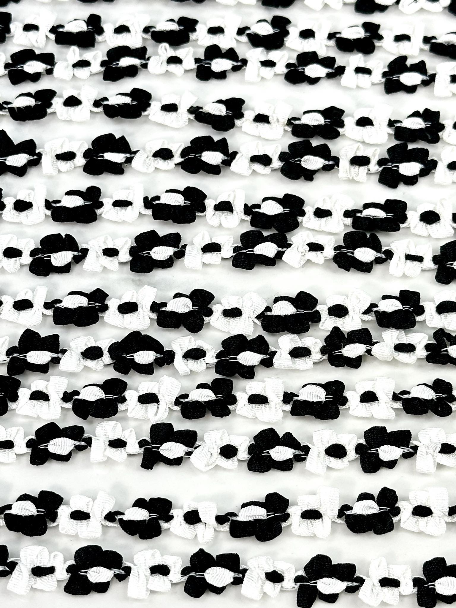 (TRIM) BLACK AND WHITE FLOWERS
