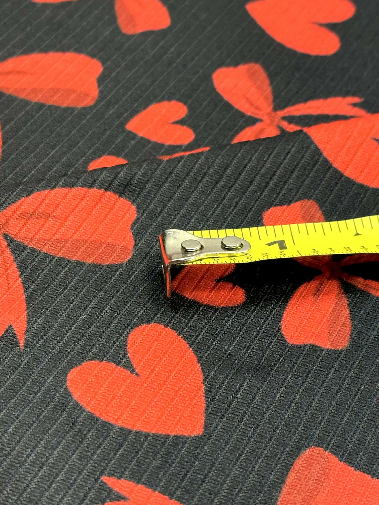 (4X2 YUMMY RIB) RED HEARTS AND BOWS ON BLACK (3)