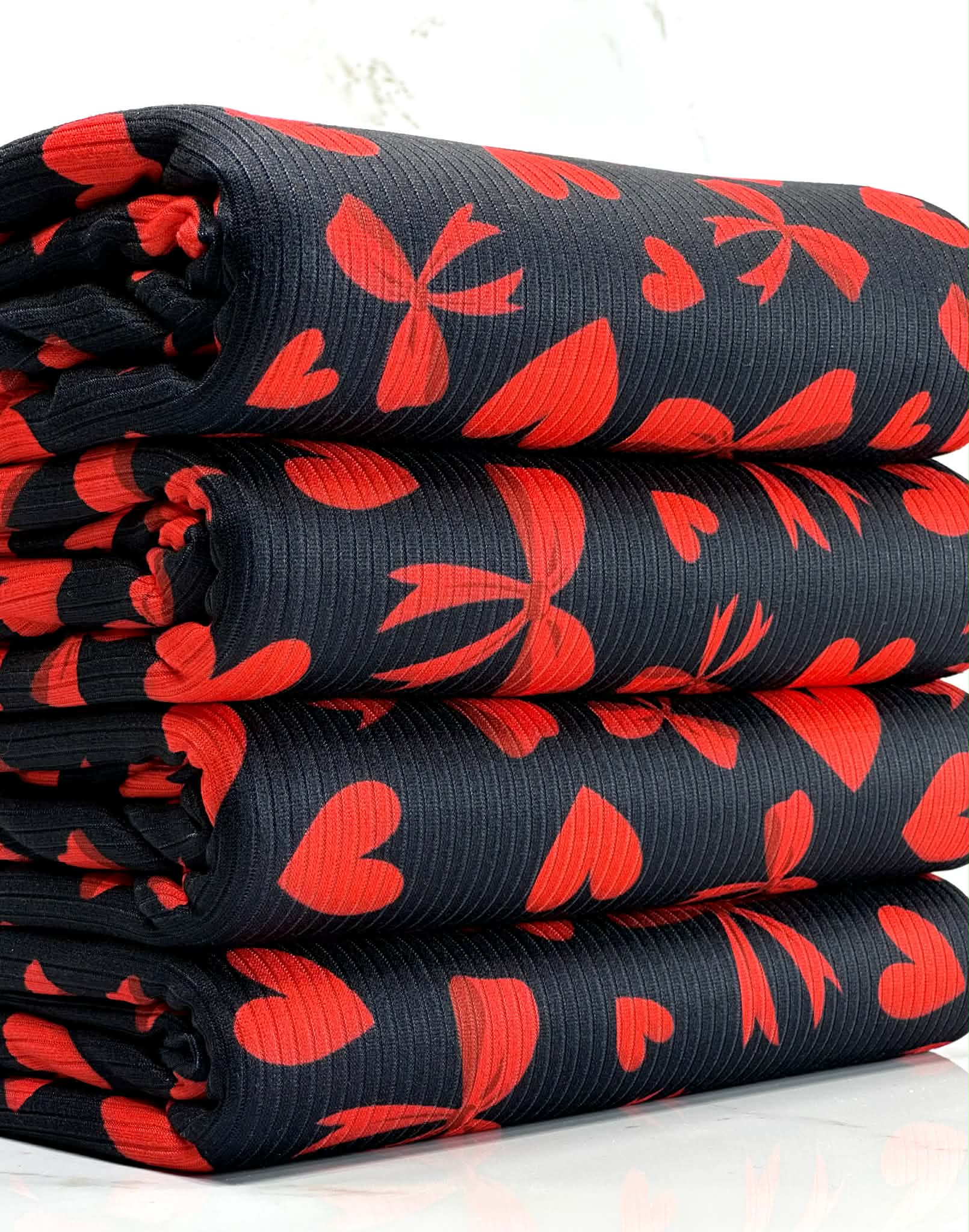 (4X2 YUMMY RIB) RED HEARTS AND BOWS ON BLACK (3)