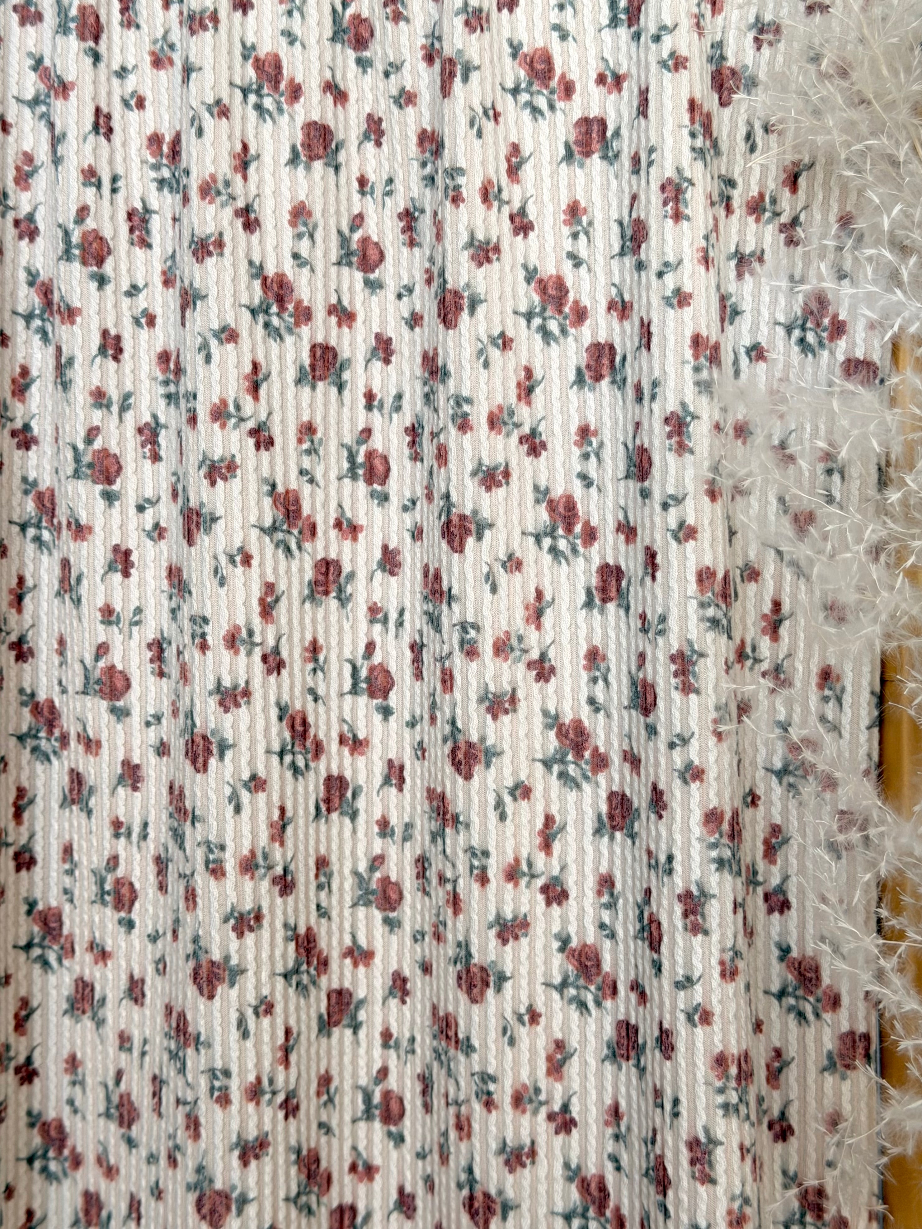 (URBAN RIB) ANTIQUE  BURGUNDY ROSES ON IVORY