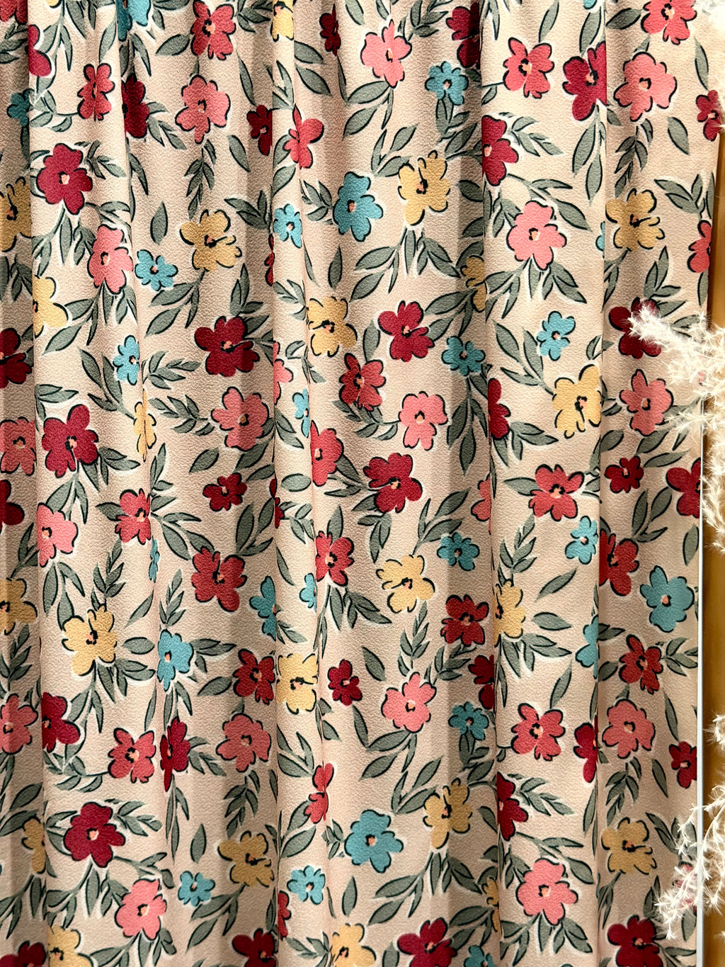 (CREPE KNIT) FLOWERS ON TAUPE