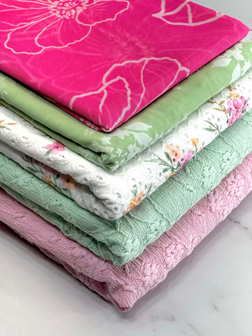 (MESH) WHITE FLORAL ON LIGHT GREEN