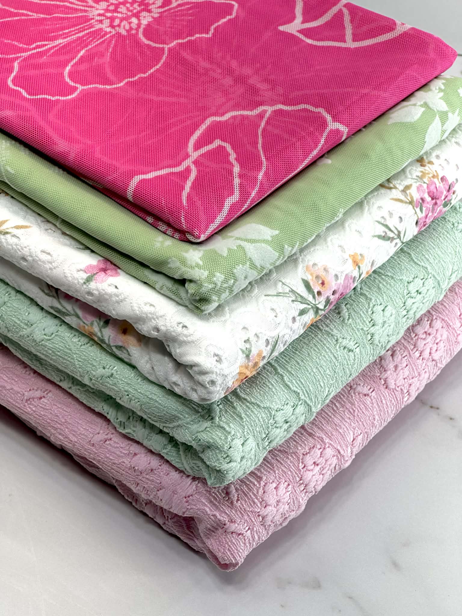 (MESH) WHITE FLORAL ON LIGHT GREEN