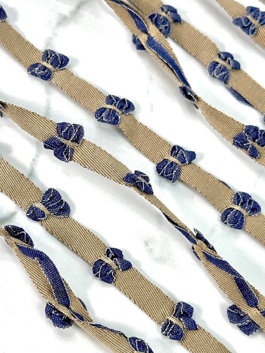 (TRIM) DENIM BOWS ON KHAKI STRIP