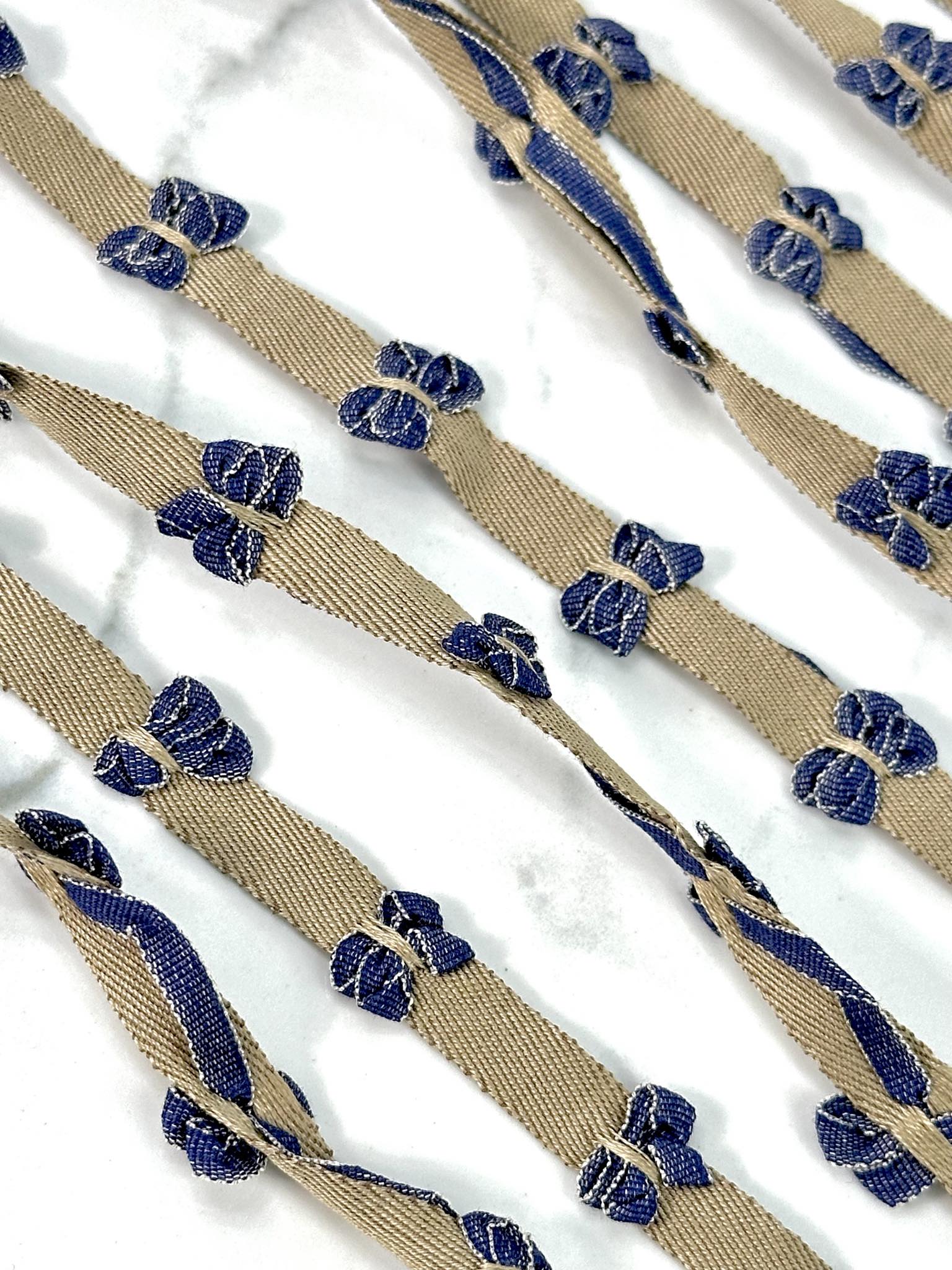 (TRIM) DENIM BOWS ON KHAKI STRIP