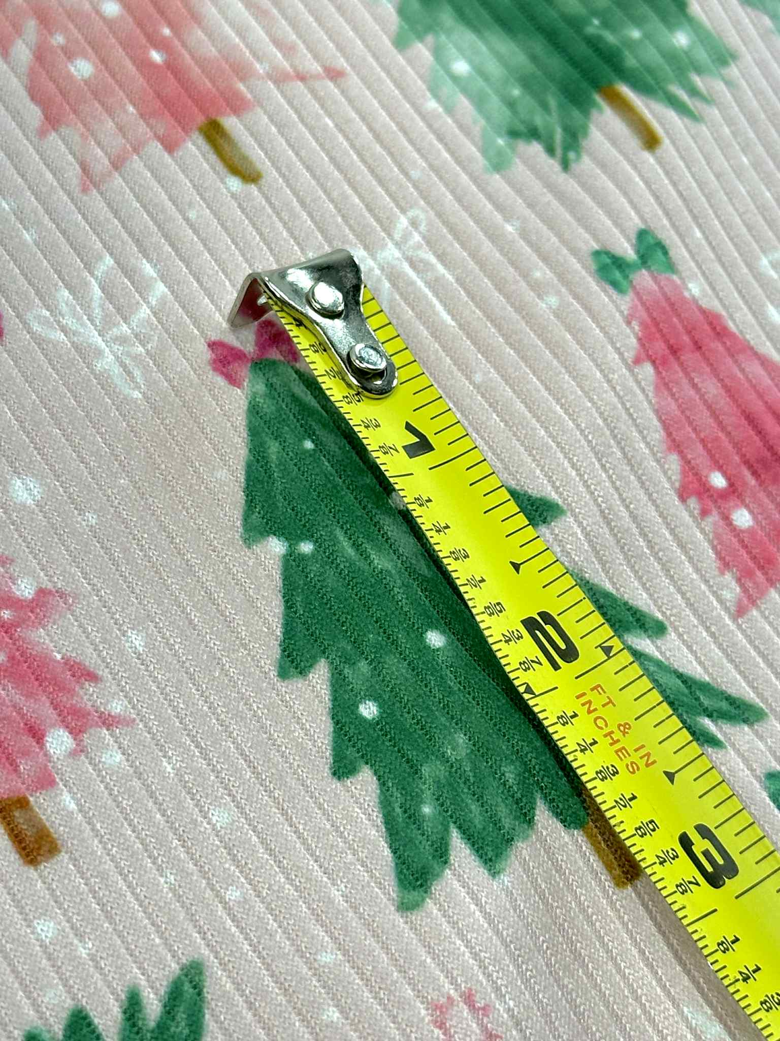 (4X2 RIB) PINK AND GREEN CHRISTMAS TREES WITH OFF WHITE BOWS ON LIGHT PINK