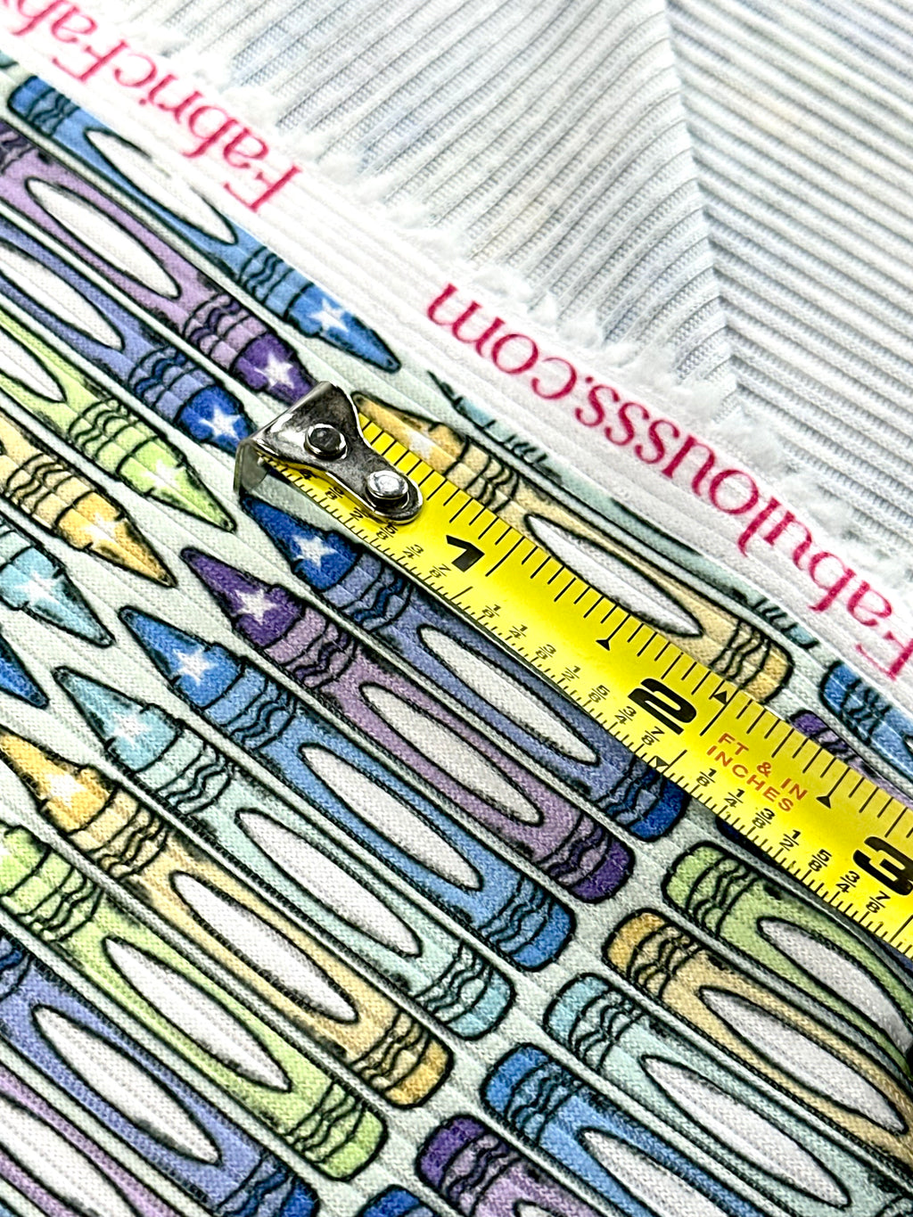 (4X2 YUMMY RIB) CRAYONS ON BLUE