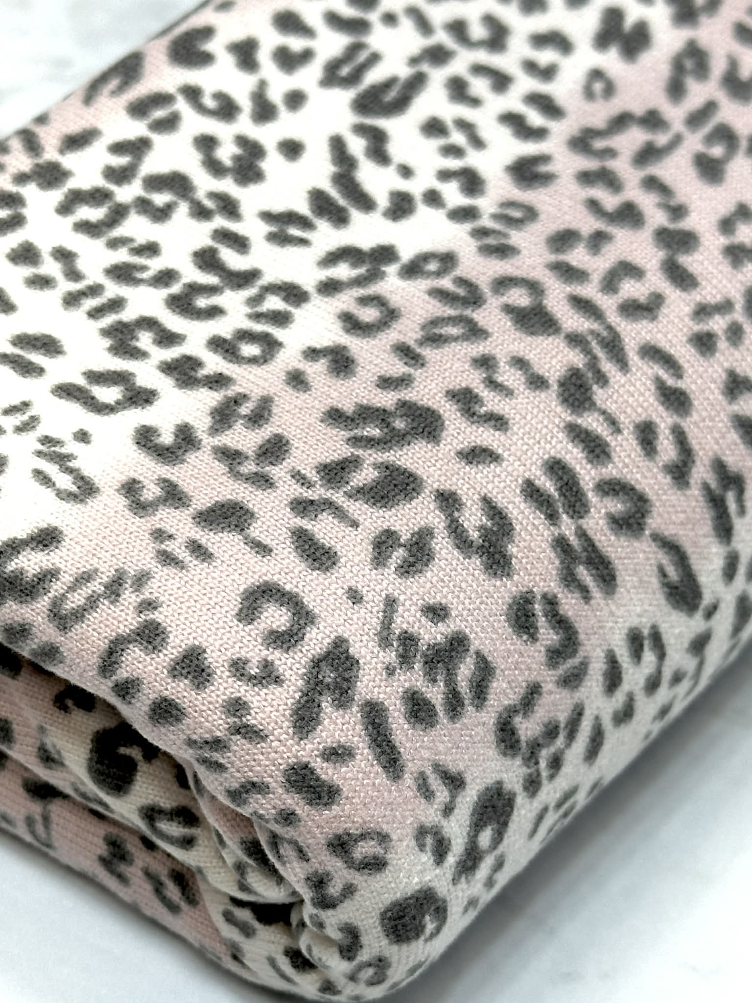 (SWEATER KINT/OAKLEY) TINY CHARCOAL CHEETAH ON 2-TONE BLUSH(5)