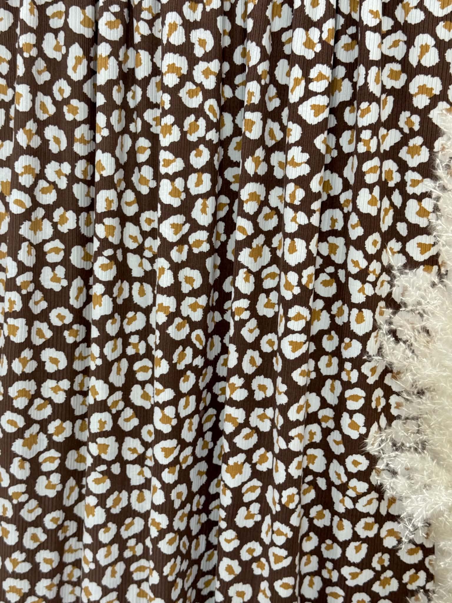 (4X2 YUMMY RIB) WHITE AND CAMEL CHEETAH ON BROWN