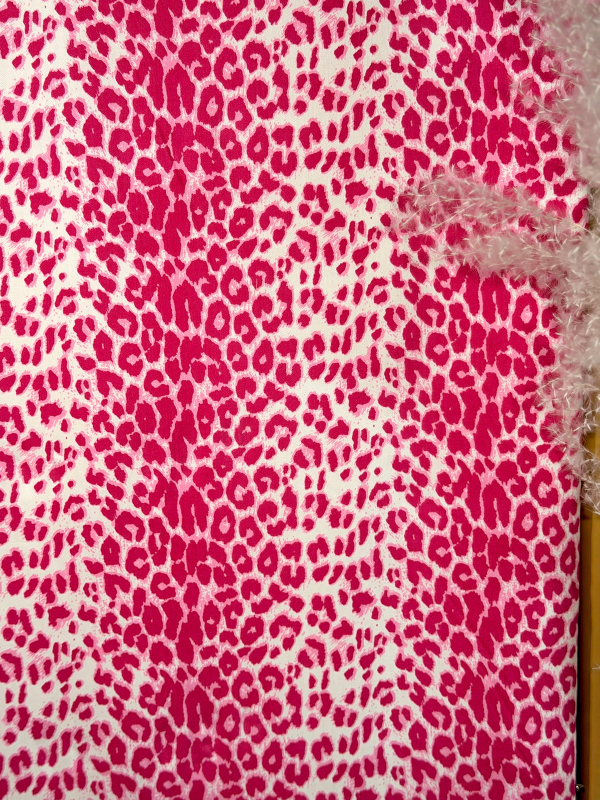 (TWILL) LEOPARD HOT PINK LEOPARD PRINT ON OFF-WHITE