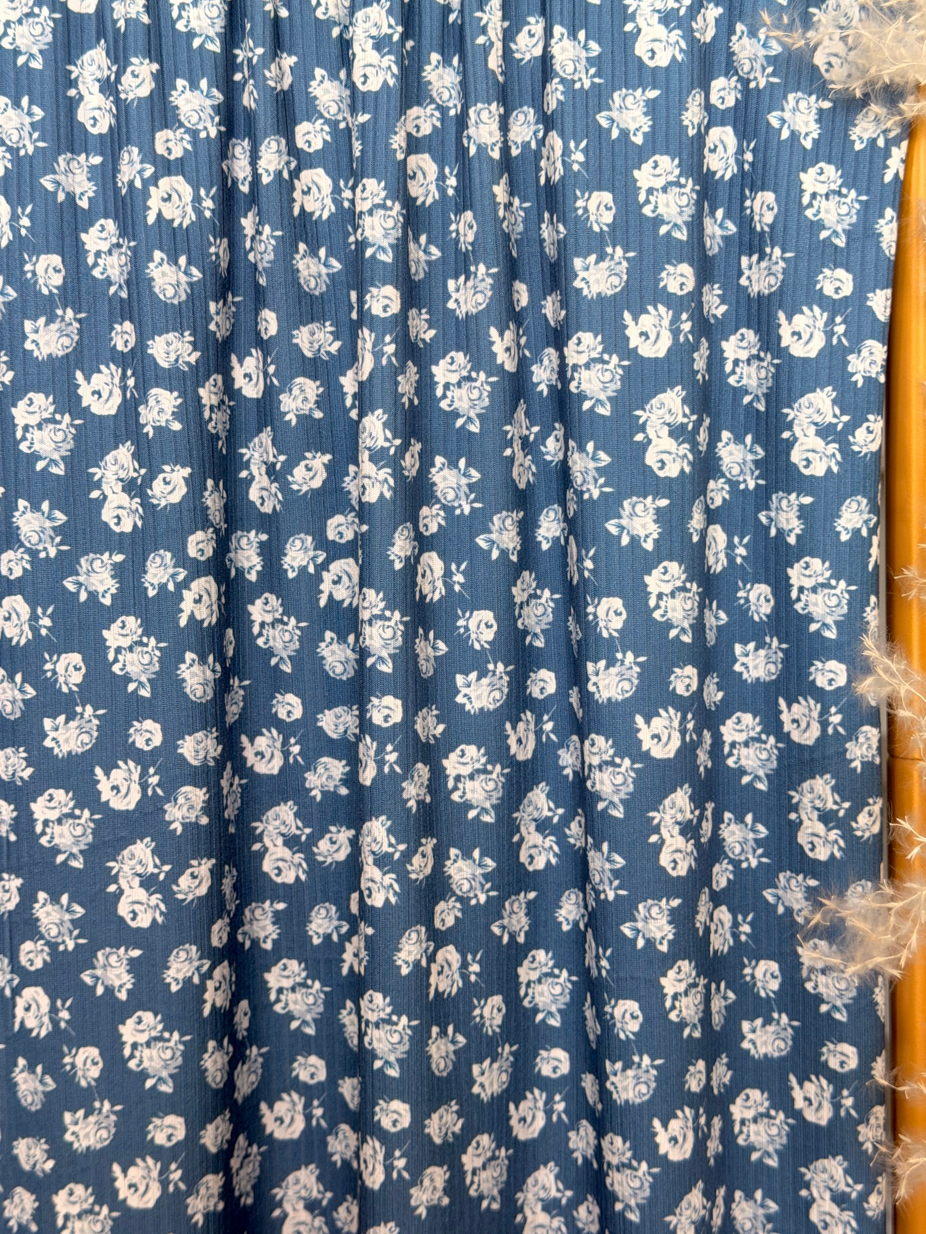 (4X2 YUMMY RIB) WHITE COTTAGE ROSES ON DENIM
