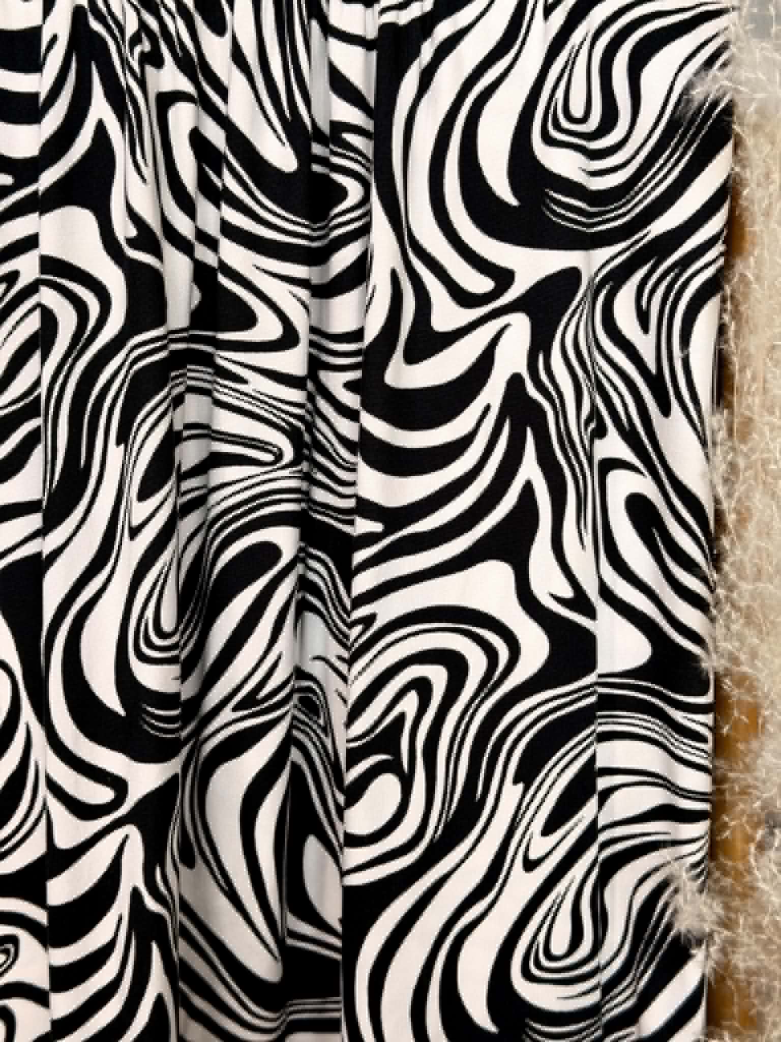 (DBP) BLACK AND WHITE SMALL SWIRLS